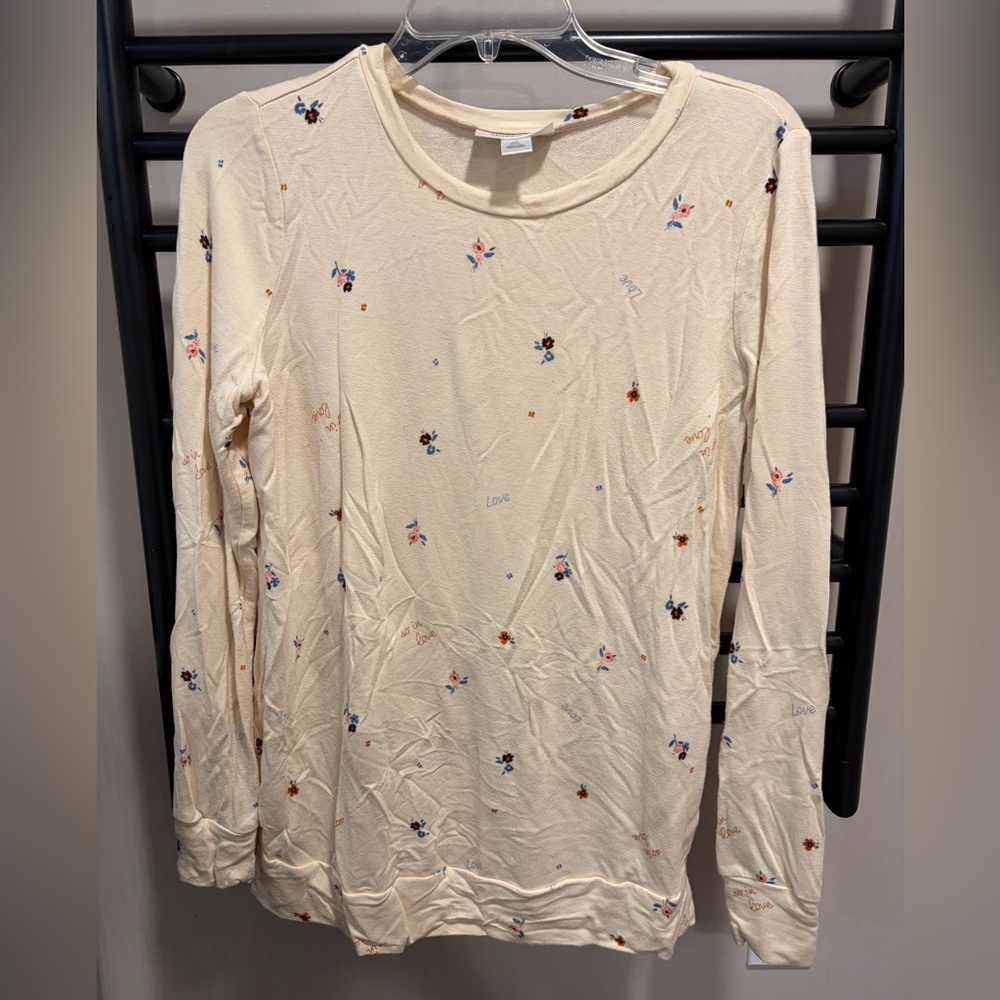Light weight long sleeve maternity top